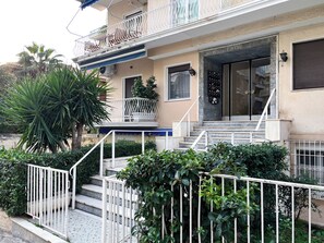 Exterior detail - Sunny Flat with Sea View —Steps from the Beach (Athens)