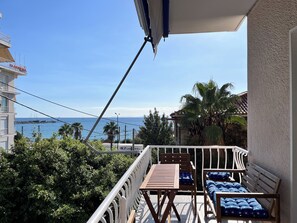 تناول الطعام بالخارج