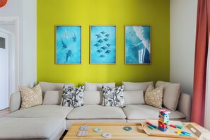 Smart TV, books - Holiday Apartment with Sea View —Steps from the Edem Beach (Athens)