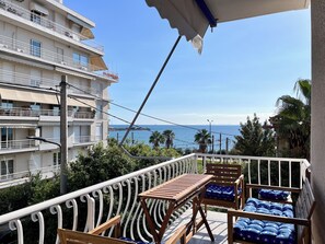 تناول الطعام بالخارج