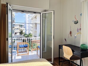 2 quartos, escrivaninha, ferros/tábuas de passar roupa