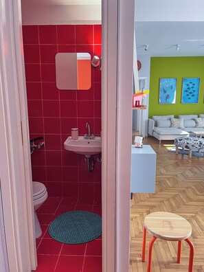 تجهيزات دش، مجففات شعر، مناشف، صابون