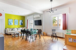 Dining - Holiday Apartment with Sea View —Steps from the Edem Beach (Athens)