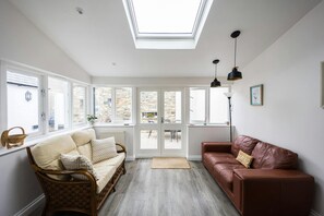 Living area - Major Lodge, Newport (Newport)