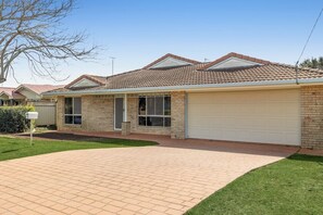Exterior - Perfect Family Retreat in Middle Ridge! (Middle Ridge)