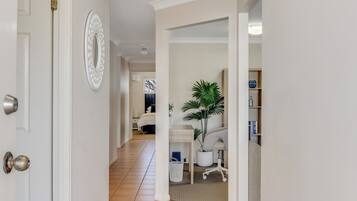 4 bedrooms, iron/ironing board, Internet, bed sheets