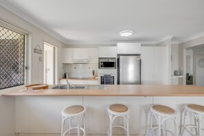 冷蔵庫、電子レンジ、オーブン、コンロ