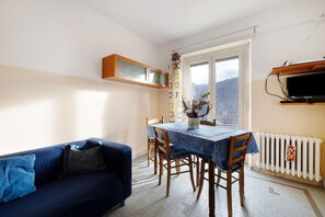 TV, DVD player - Apartment 'La Piudana Como Lake' with Mountain View and Balcony (Ponna Superiore)