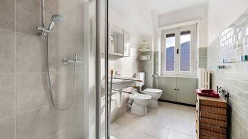 Douche, articles de toilette gratuits, sĂšche-cheveux