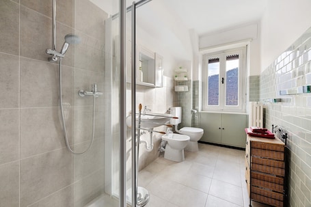 Shower, free toiletries, hair dryer, towels. Apartment 'La Piudana Como Lake' with Mountain View and Balcony