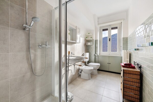 Shower, free toiletries, hair dryer, towels - Apartment 'La Piudana Como Lake' with Mountain View and Balcony (Ponna Superiore)