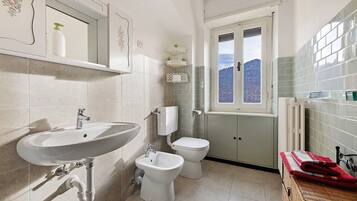 Douche, articles de toilette gratuits, sèche-cheveux