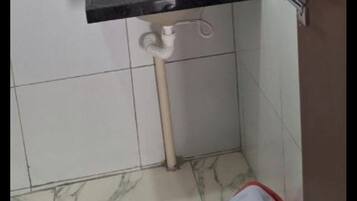 Basic Apartment, Courtyard View | Bathroom