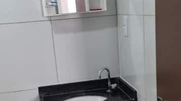 Apartamento básico, vista para o pátio | Banheiro