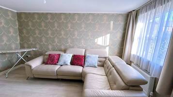 Dortoir Partagé, 1 chambre | Salle de séjour | Livres