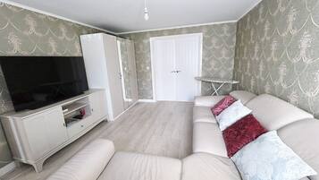 Shared Dormitory, 1 Bedroom | Living room | Books