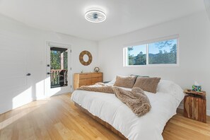 4 bedrooms, in-room safe, desk, iron/ironing board