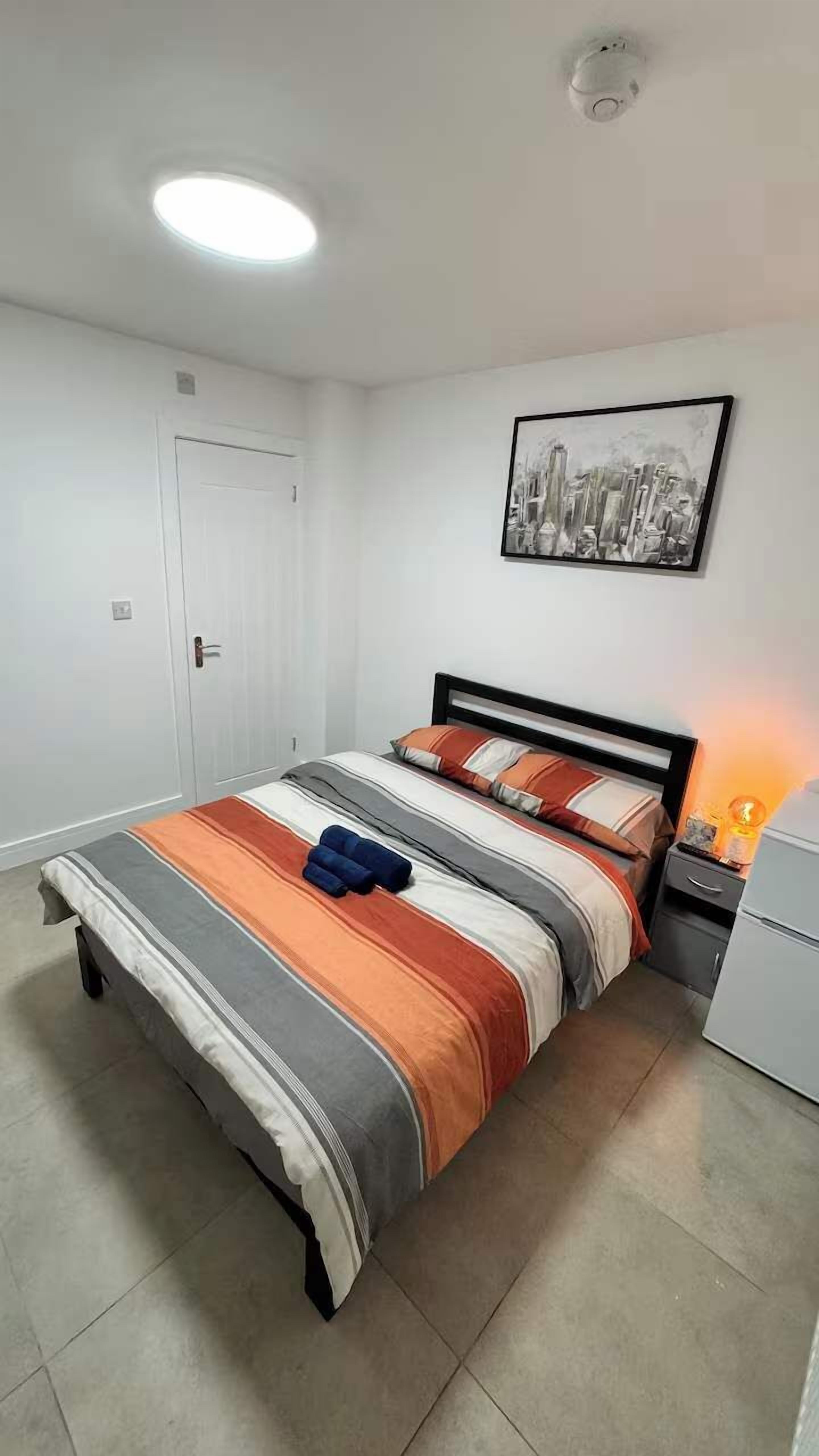 1 多间卧室、熨斗/熨衣板、WiFi、床单