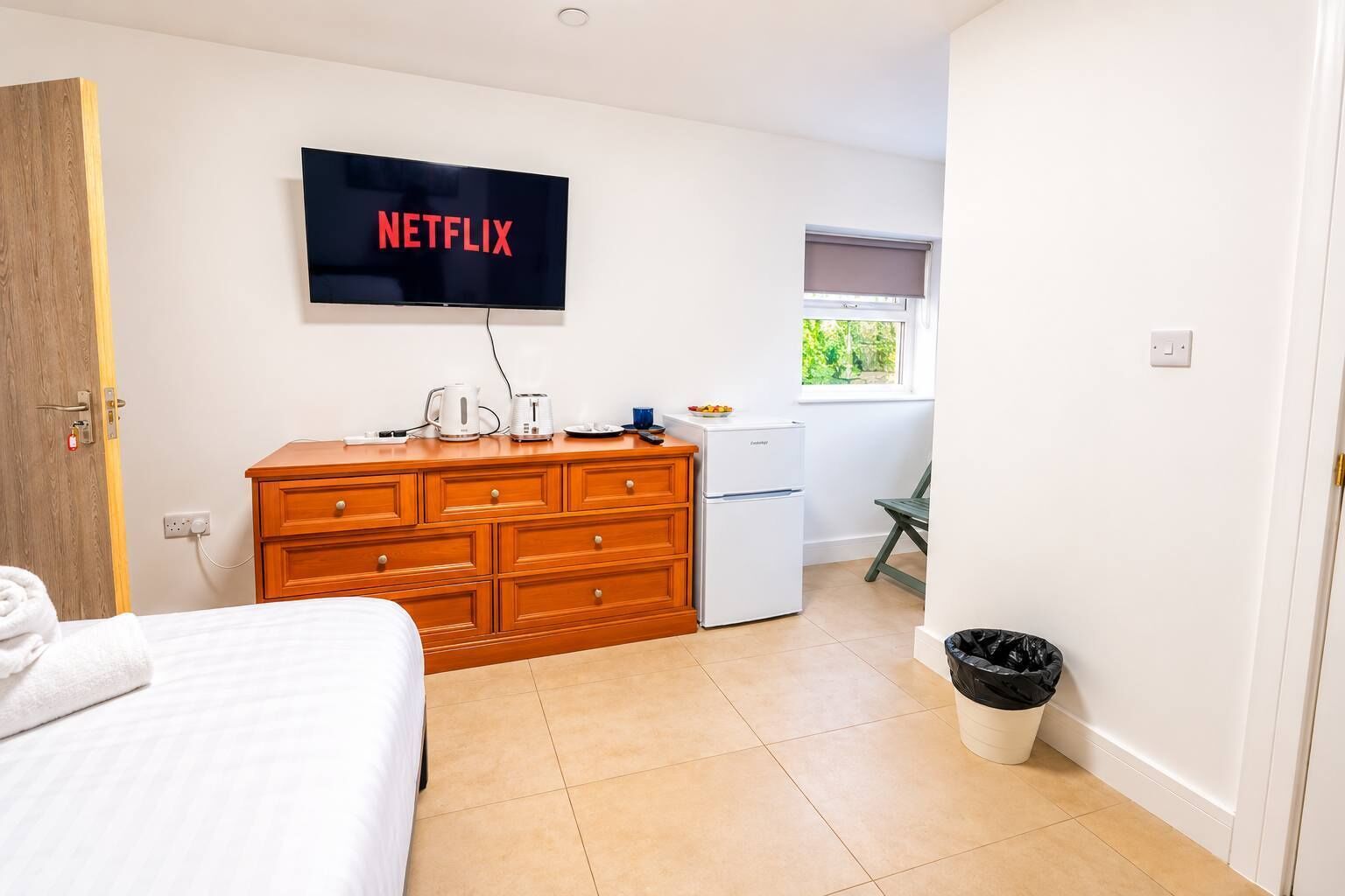 Ground Level Studio Escape With Fast Wifi - The Gate