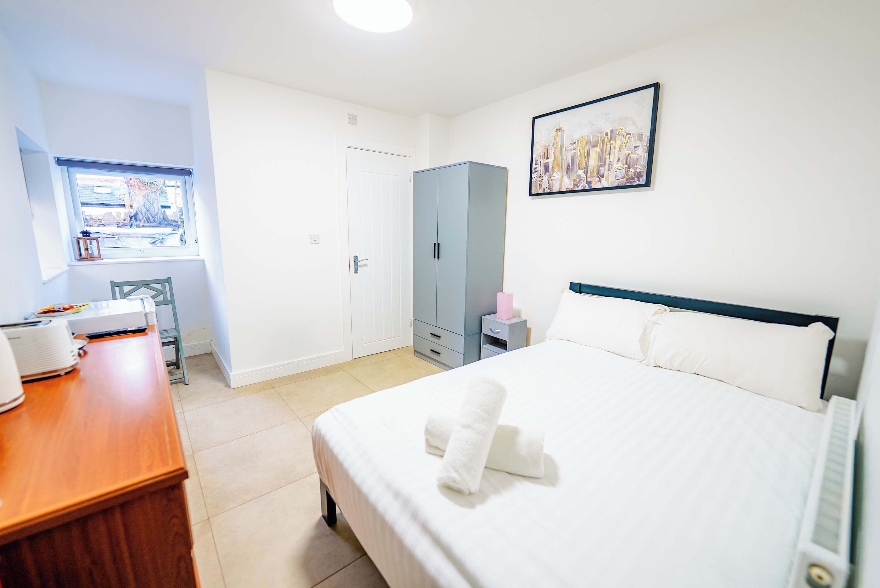 1 dormitorio, tabla de planchar con plancha, wifi y ropa de cama