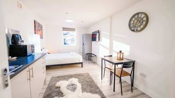 1 habitación, tabla de planchar con plancha, wifi y ropa de cama