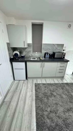 Fridge, microwave, oven, stovetop - Cozy Cardiff Studio - City Center Gem with Patio! (Cardiff)