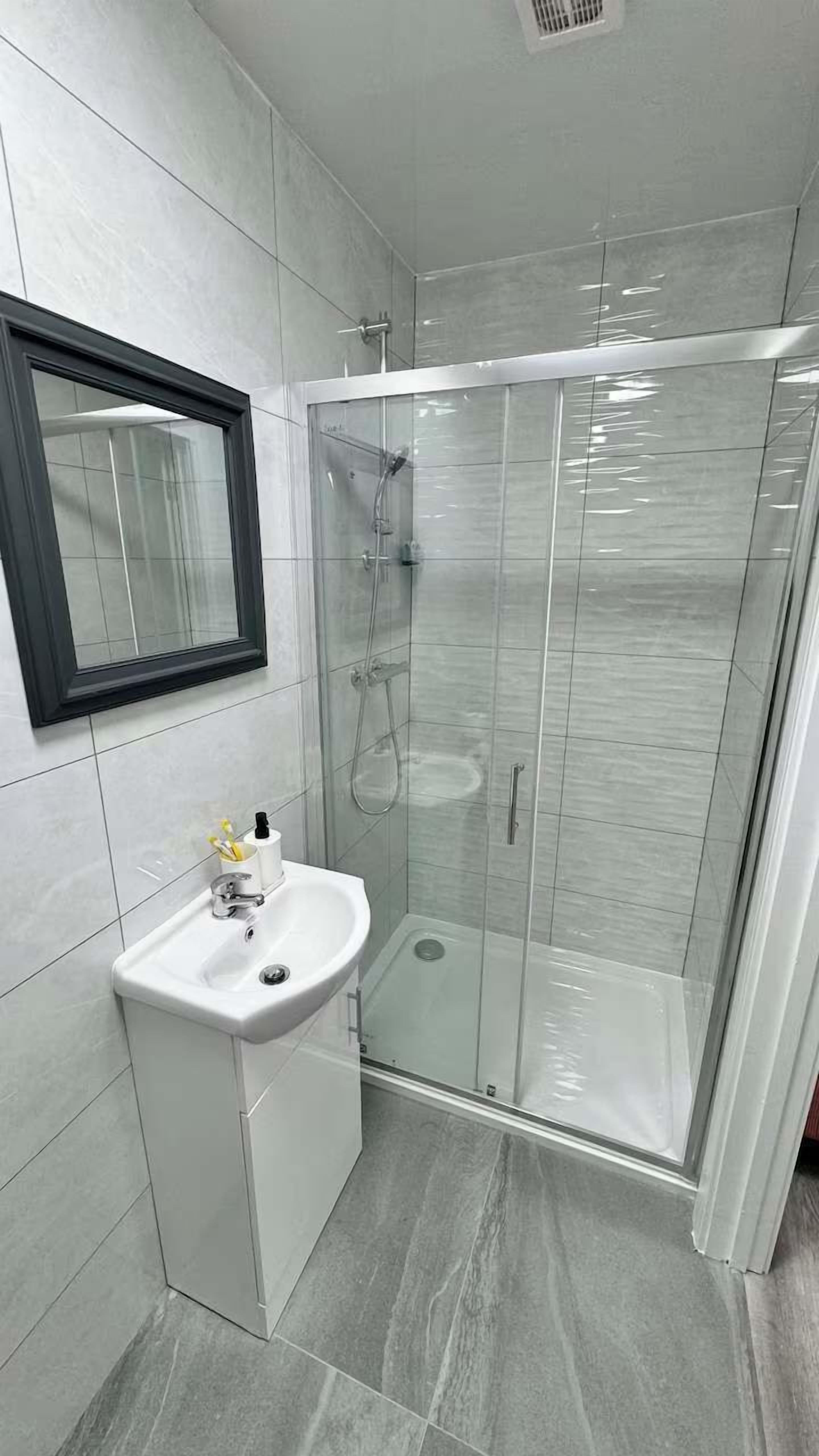 Shower, hair dryer, towels, shampoo