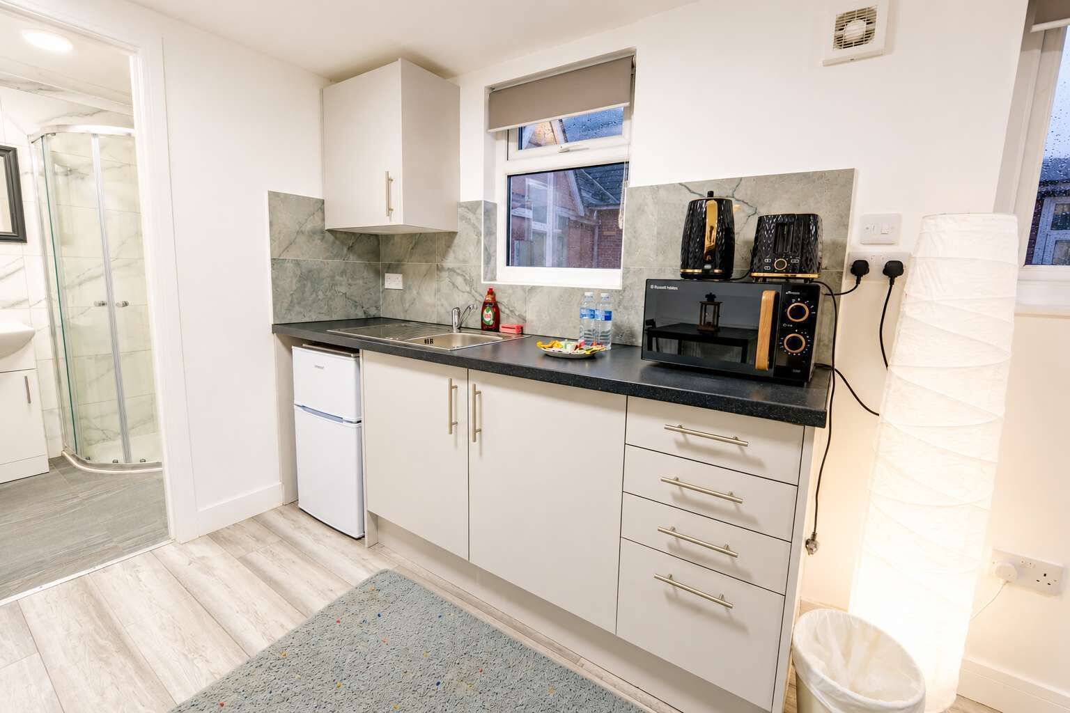 Coffee/tea maker, fridge, microwave, oven