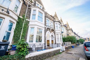 Exterior - Cardiff Studio Getaway - City Centre Comfort & Patio (Cardiff)