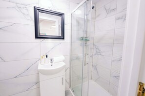 Shower, hair dryer, towels, shampoo - Studio Getaway with Fast WiFi (Cardiff)