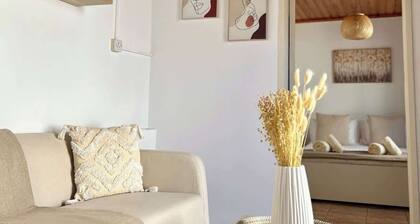 Authentic 1-BR Near Beaches, Marina & City Centre