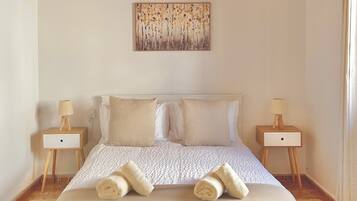 Iron/ironing board, Internet, bed sheets