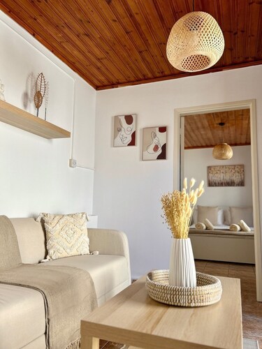 Cozy 1-BR Stay – Near City Centre, Marina & Beach