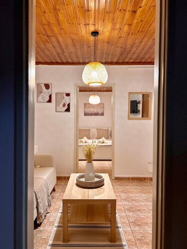 Cozy 1-BR Stay – Near City Centre, Marina & Beach