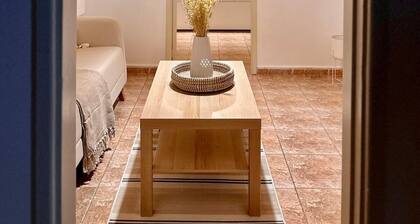 Cozy 1-BR Stay – Near City Centre, Marina & Beach