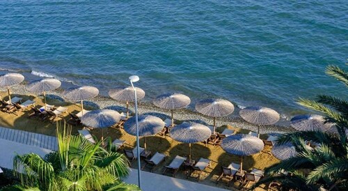 Peaceful 2-Bed House with Mountain & Sunset Views, 5 Min Walk to Beach