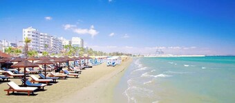 Walk to Beach – 2 BR Family Home w/Sunset Views