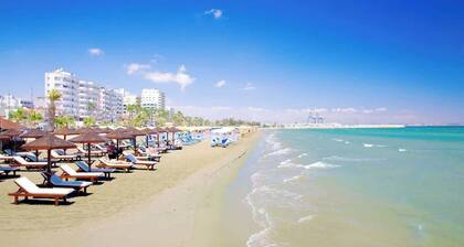 Walk to Beach – 2 BR Family Home w/Sunset Views