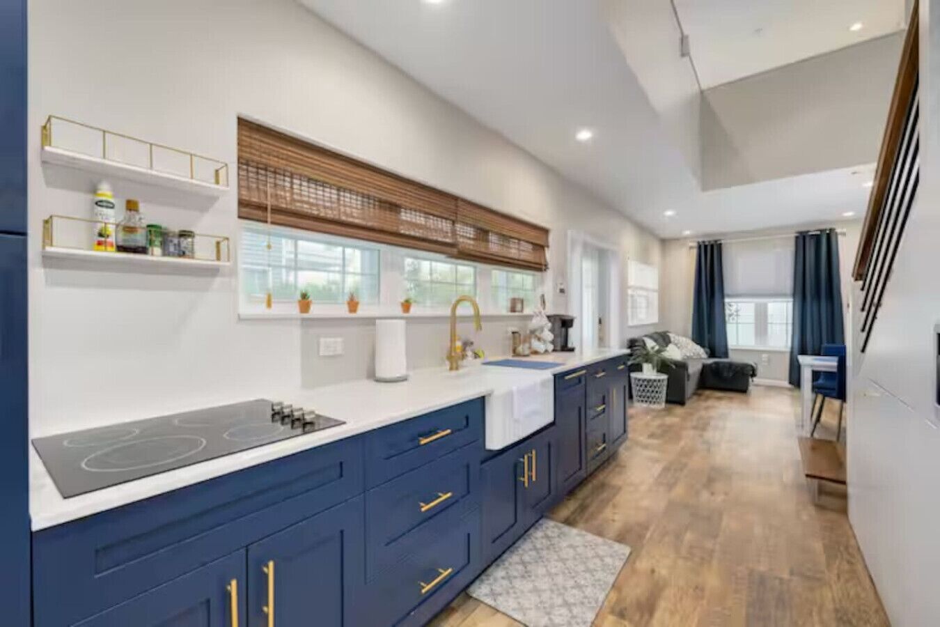 Kjøleskap, mikrobølgeovn, kokeplater og oppvaskmaskin