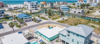 LOCATION! LOCATION! Charming 2-bedroom house in delightful Fort Myers Beach