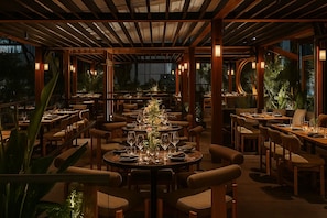 Dining - 1bd Suite 45th-Floor Oceanview Getaway - Rooftop Pool, Spa, Gym + Balcony (Miami)