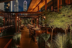 Outdoor dining - 1bd Suite 45th-Floor Oceanview Getaway - Rooftop Pool, Spa, Gym + Balcony (Miami)