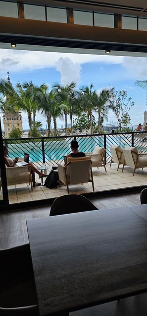 تناول الطعام بالخ�ارج