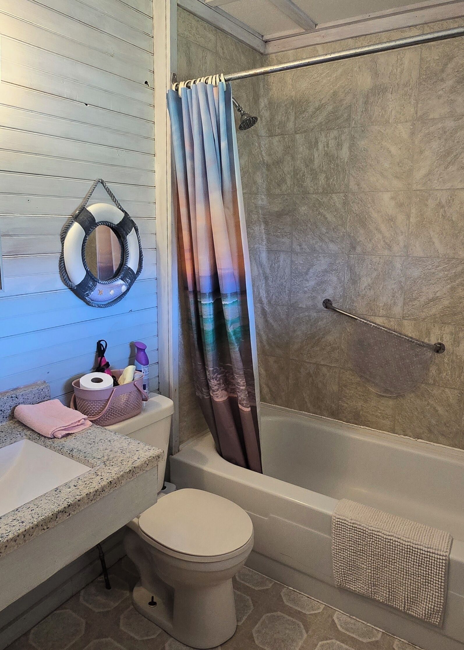 Haartrockner, Handtücher, Seife, Toilettenpapier