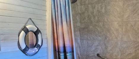 Secadora de cabello, toallas, jabón, papel de baño