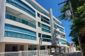 A multi-story building with large windows and a modern architectural design. - Borboleta do Mar (Bombinhas)