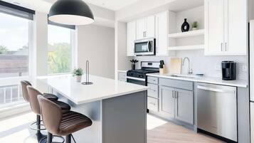 Réfrigérateur, micro-ondes, four, plaque de cuisson