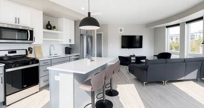 Vibrant 2BR w/ King+Queen near Downtown MPLS w/ Rooftop Pool