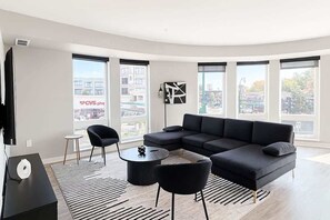 Smart TV, offices - Vibrant 2BR w/ King+Queen near DT MPLS | Pool (Minneapolis)