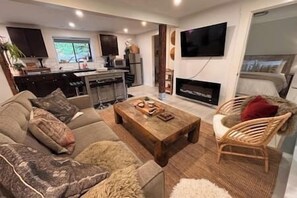 Fernseher, Kamin, Bücher